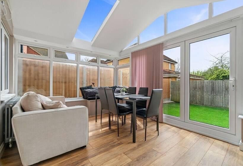 レジデンス Impeccable 3 Bed House In Hornchurch