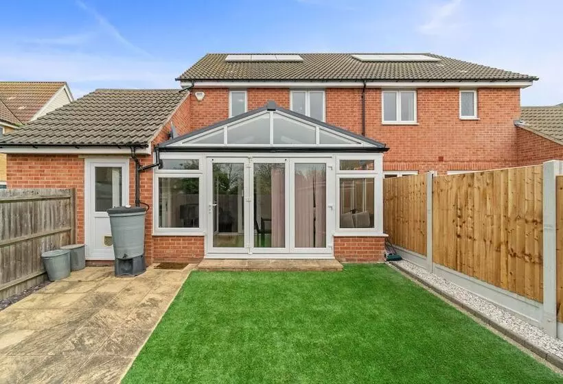 Residenssi Impeccable 3 Bed House In Hornchurch