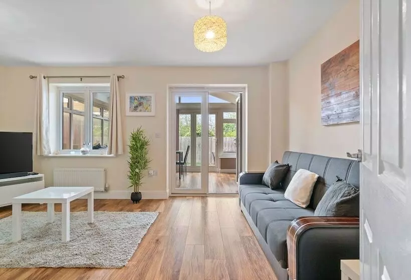 Residenssi Impeccable 3 Bed House In Hornchurch