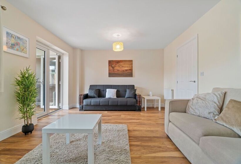 レジデンス Impeccable 3 Bed House In Hornchurch