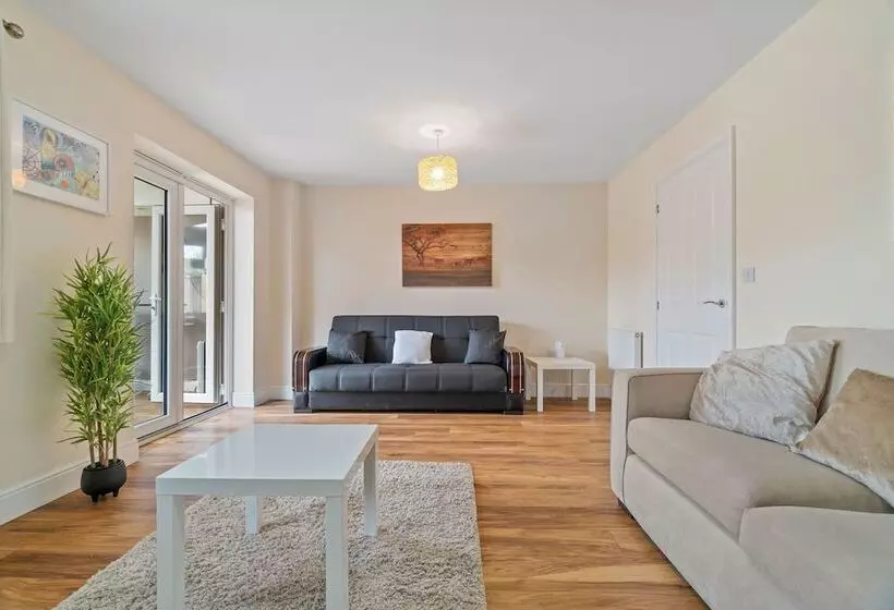 Residenssi Impeccable 3 Bed House In Hornchurch