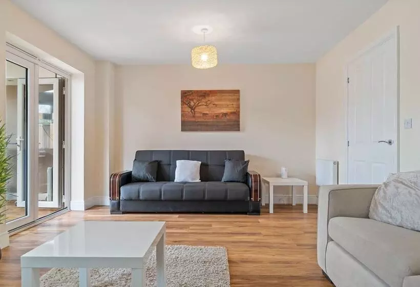 Residenssi Impeccable 3 Bed House In Hornchurch