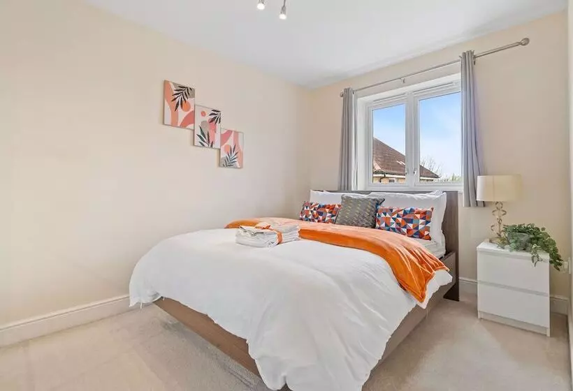 Residenssi Impeccable 3 Bed House In Hornchurch