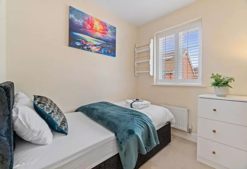 Residenssi Impeccable 3 Bed House In Hornchurch