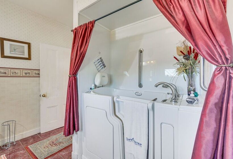 Spacious Round Pond House W/ On Site Trail Access!