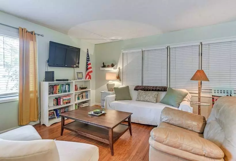 Near Golf & Marina: Sunset Beach Getaway!