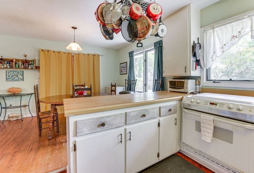 Near Golf & Marina: Sunset Beach Getaway!