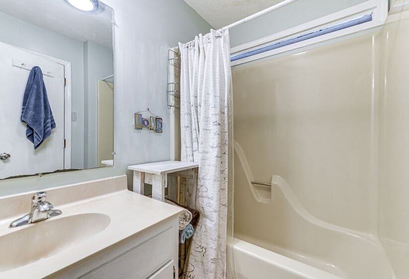 Near Golf & Marina: Sunset Beach Getaway!