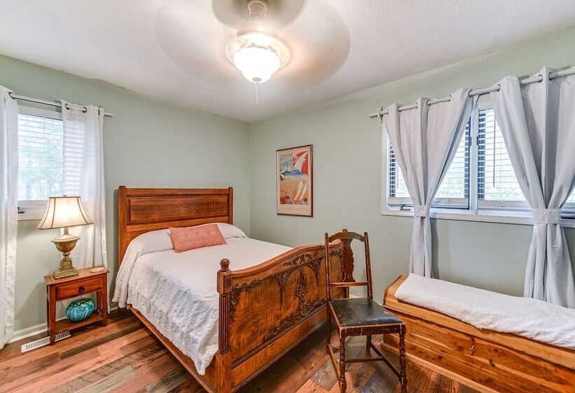 Near Golf & Marina: Sunset Beach Getaway!