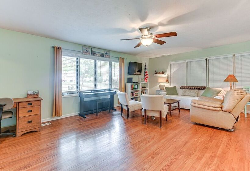 Near Golf & Marina: Sunset Beach Getaway!