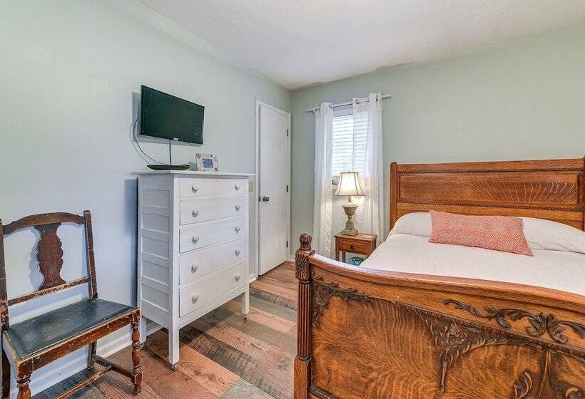 Near Golf & Marina: Sunset Beach Getaway!