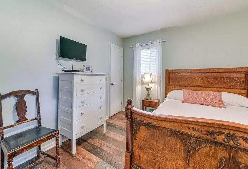 Near Golf & Marina: Sunset Beach Getaway!