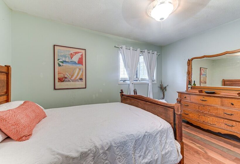 Near Golf & Marina: Sunset Beach Getaway!