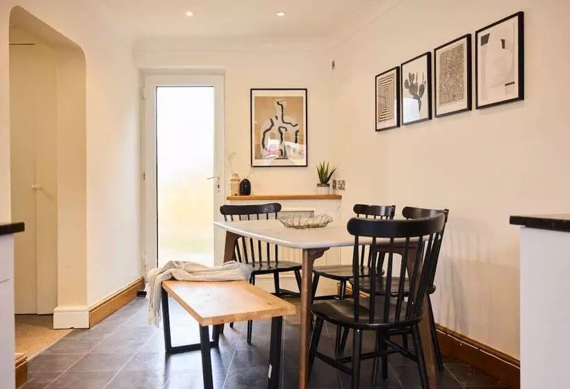 The Enfield Place   Elegant 4bdr House With Garden