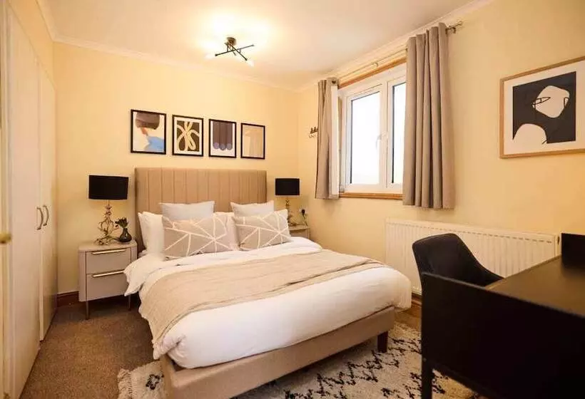 The Enfield Place   Elegant 4bdr House With Garden