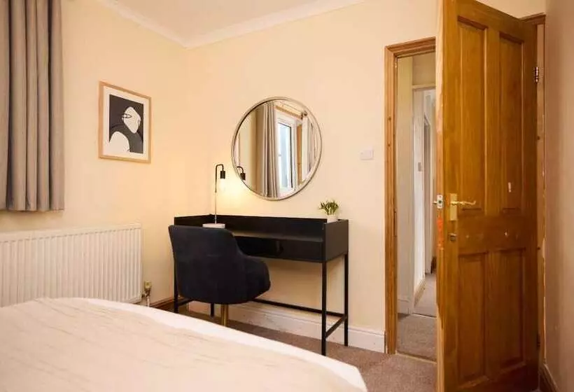 The Enfield Place   Elegant 4bdr House With Garden