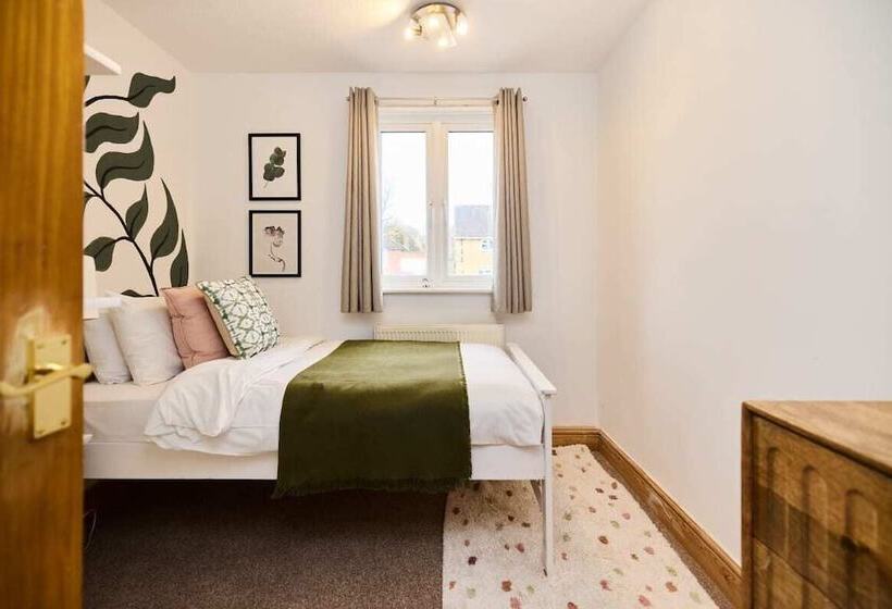 The Enfield Place Elegant 4bdr House With Garden