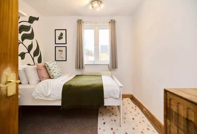 The Enfield Place   Elegant 4bdr House With Garden