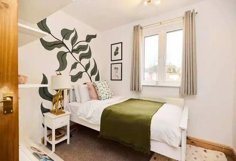 The Enfield Place   Elegant 4bdr House With Garden
