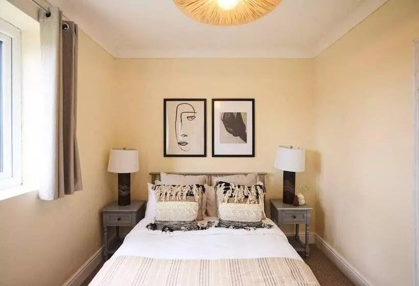 The Enfield Place   Elegant 4bdr House With Garden
