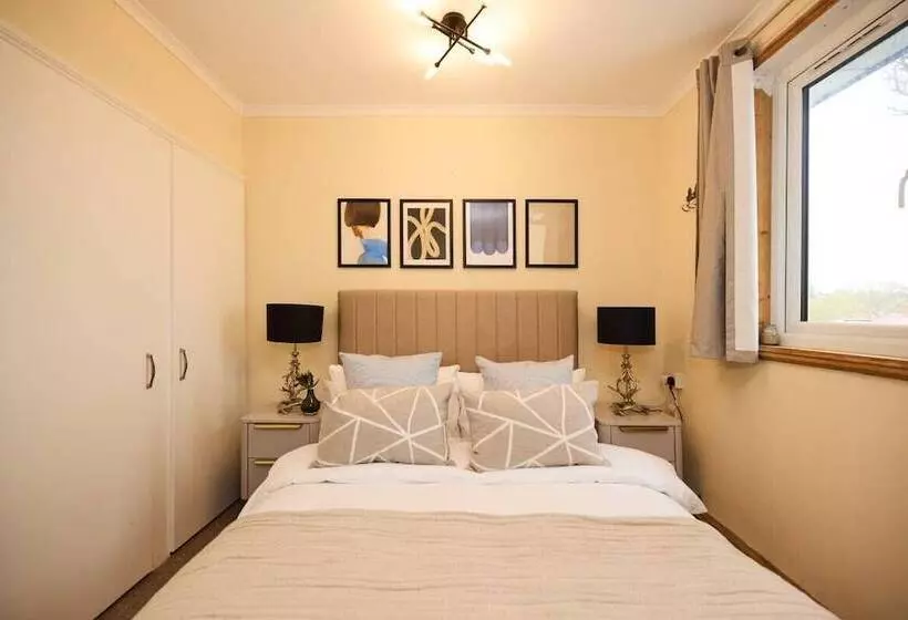 The Enfield Place   Elegant 4bdr House With Garden