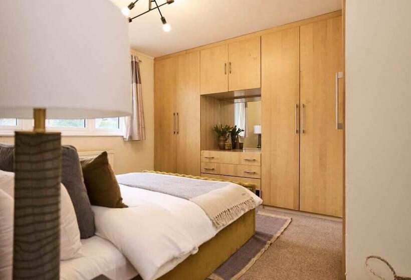 The Enfield Place Elegant 4bdr House With Garden