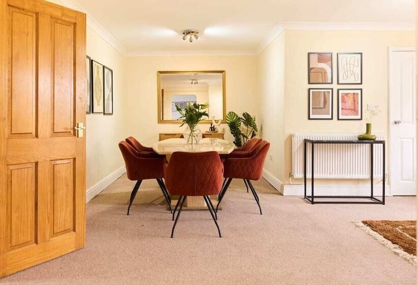 The Enfield Place Elegant 4bdr House With Garden