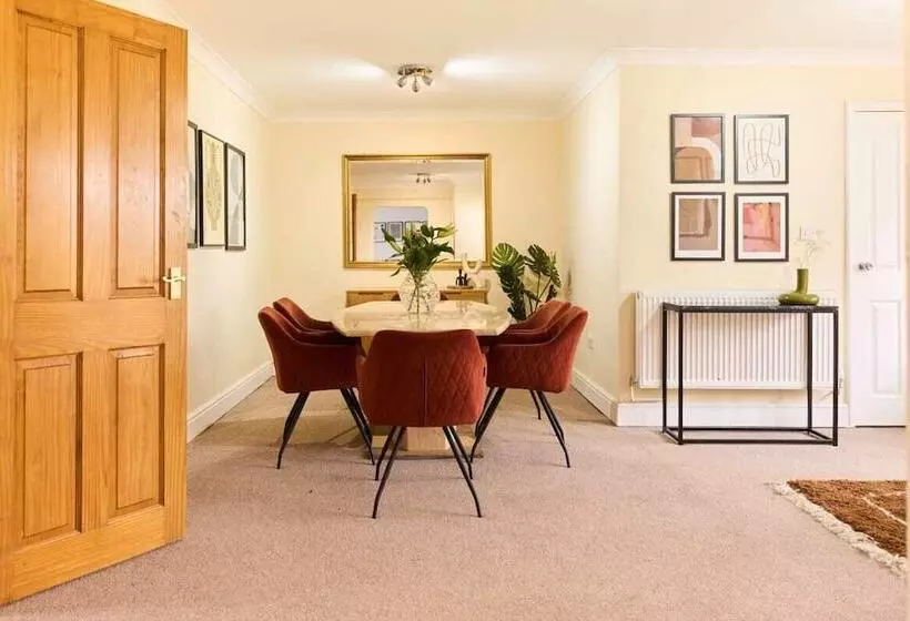 The Enfield Place   Elegant 4bdr House With Garden