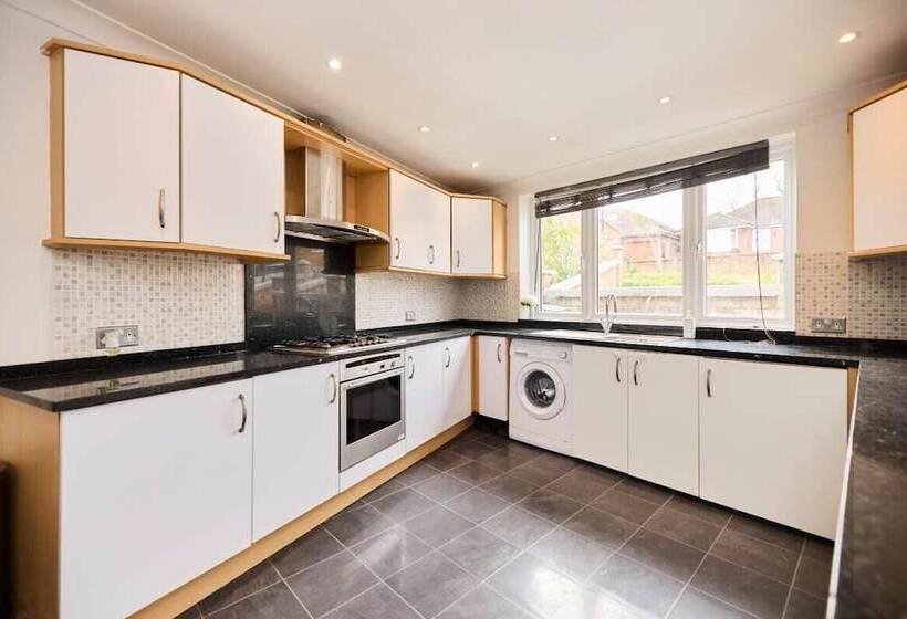 The Enfield Place Elegant 4bdr House With Garden