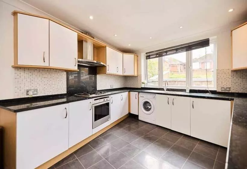 The Enfield Place   Elegant 4bdr House With Garden