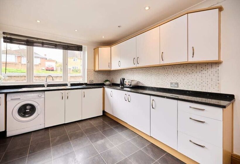 The Enfield Place Elegant 4bdr House With Garden