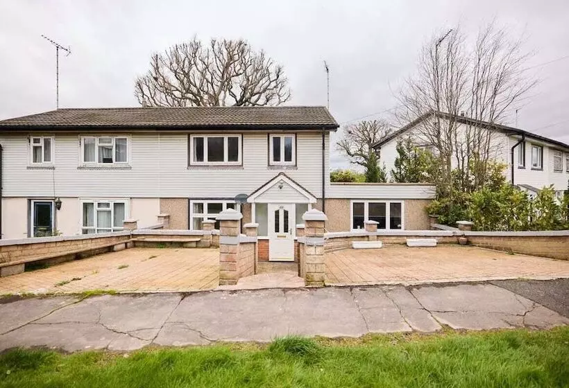 The Enfield Place   Elegant 4bdr House With Garden