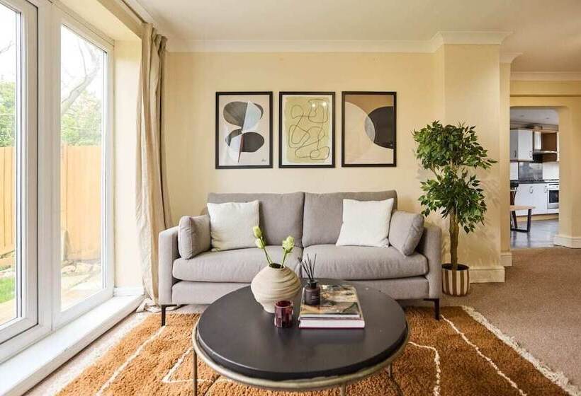 The Enfield Place Elegant 4bdr House With Garden