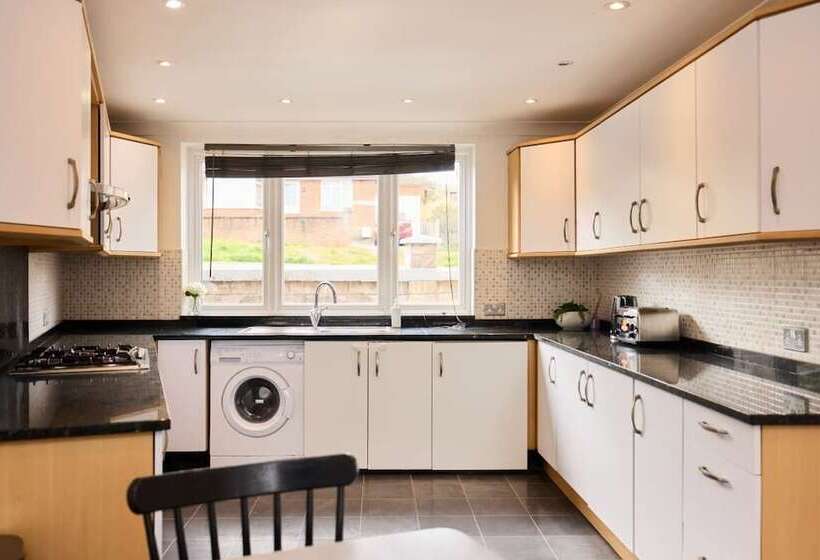 The Enfield Place Elegant 4bdr House With Garden