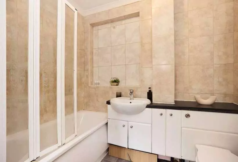 The Enfield Place   Elegant 4bdr House With Garden