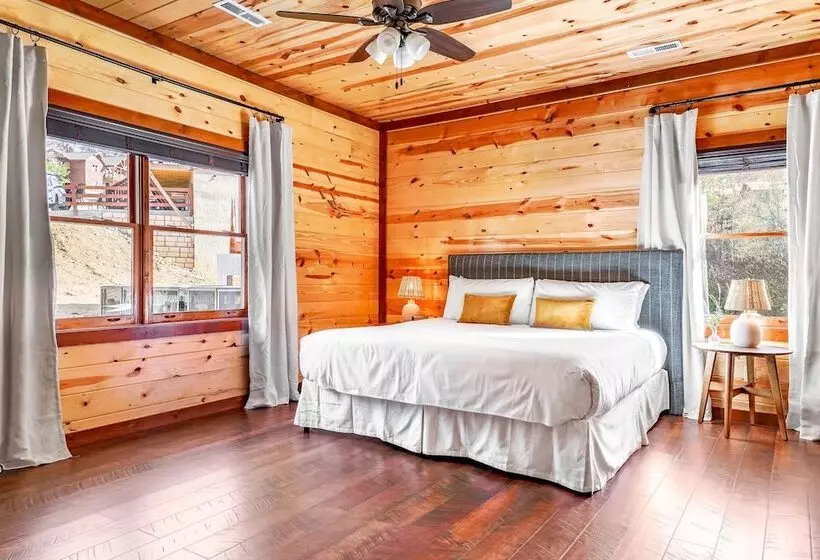 Daybreak By Avantstay Sleeps 18 Cabin + Pool/spa