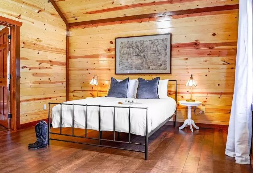 Daybreak By Avantstay Sleeps 18 Cabin + Pool/spa