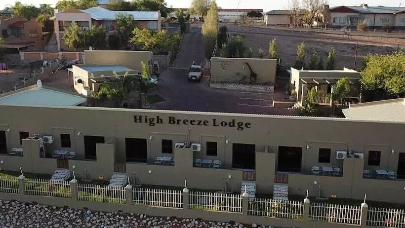 هتل High Breeze Lodge