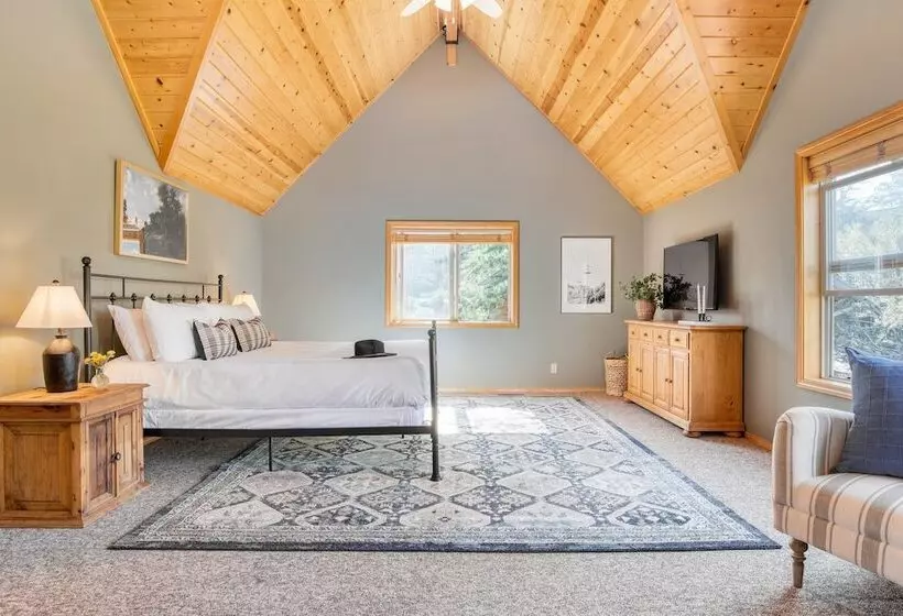 Tanglewood By Avantstay 10mins To Bear Mountain, Contemporary Hillside Cabin