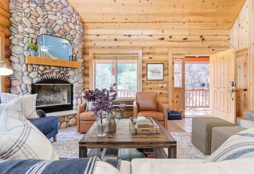 Tanglewood By Avantstay 10mins To Bear Mountain, Contemporary Hillside Cabin
