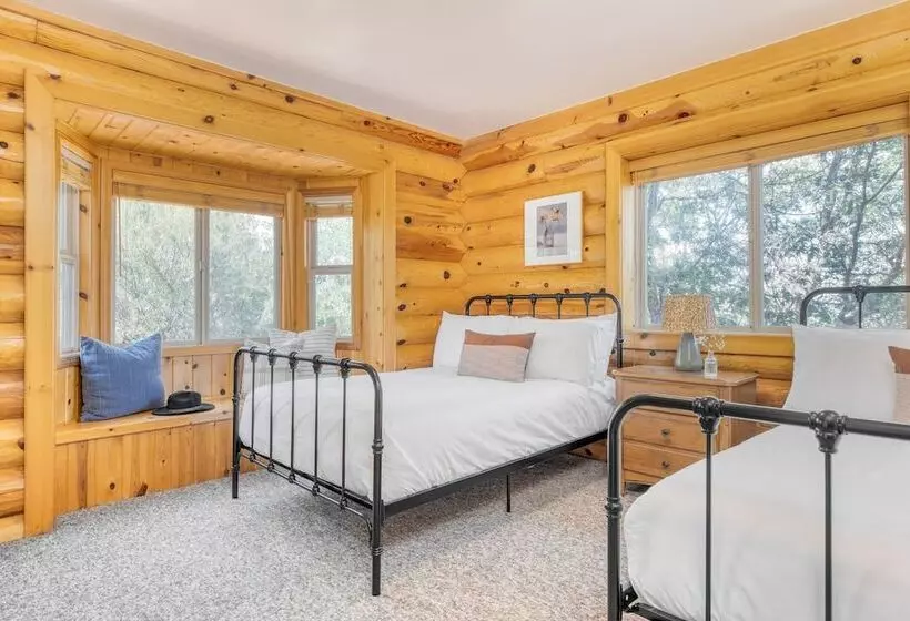 Tanglewood By Avantstay 10mins To Bear Mountain, Contemporary Hillside Cabin