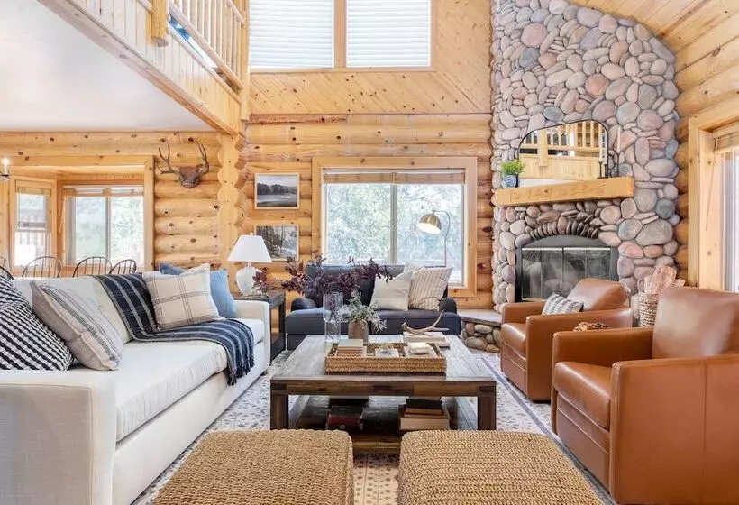 Tanglewood By Avantstay 10mins To Bear Mountain, Contemporary Hillside Cabin