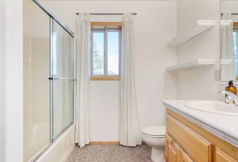 Tanglewood By Avantstay 10mins To Bear Mountain, Contemporary Hillside Cabin