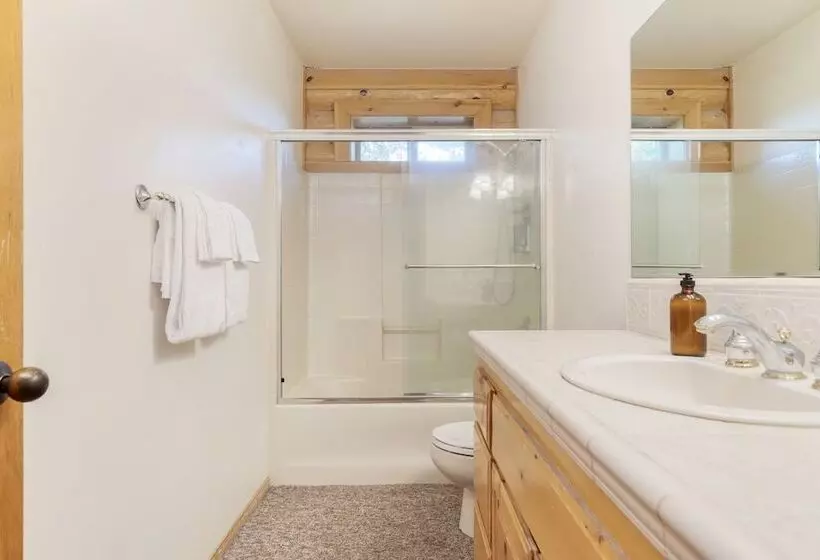 Tanglewood By Avantstay 10mins To Bear Mountain, Contemporary Hillside Cabin