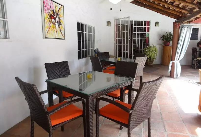 Aamiaismajoitus (B&B) Villa Botero By Casa Mojito