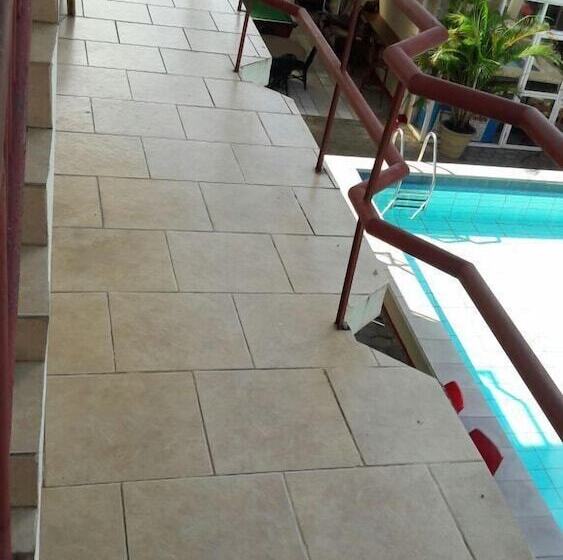 هتل Bar Restaurant Emergency 911 Sto Lk Group