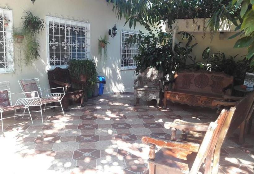 هتل Brisas De Copan