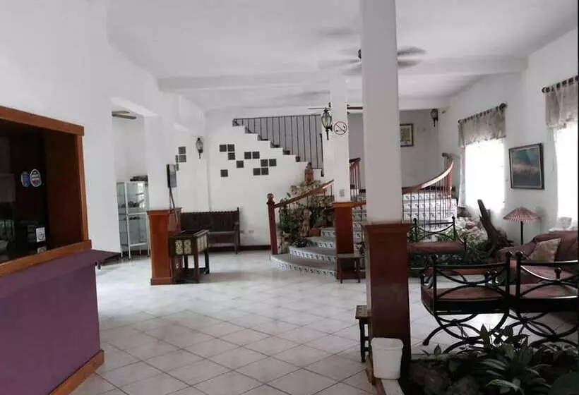 هتل Casa Flores De Tikal
