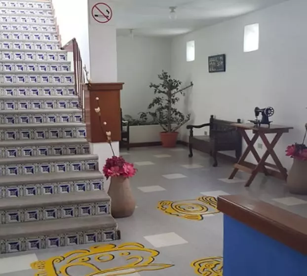 هتل Casa Flores De Tikal