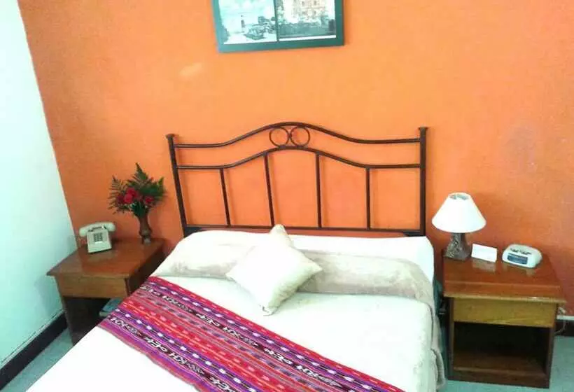 هتل Casa Flores De Tikal